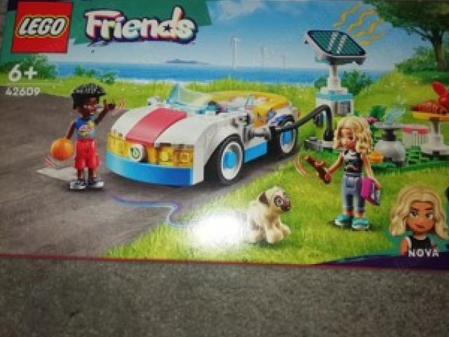 Lego Friends: E-Auto mit Ladestation zu verkaufen - 1